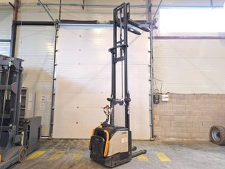 Stacker truck with folding platform Crown ET4000-1.4