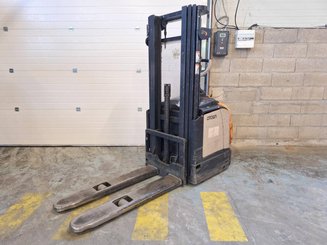 Stacker truck with folding platform Crown ET4000-1.4 - 2