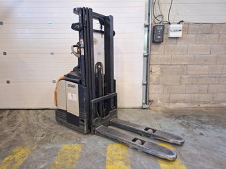 Stacker truck with folding platform Crown ET4000-1.4