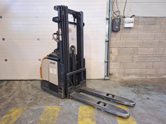 Stacker truck with folding platform Crown ET4000-1.4 - 1