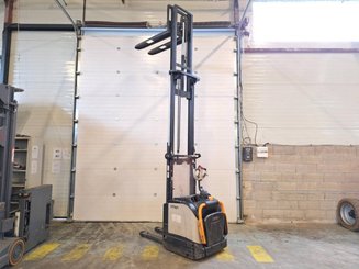 Stacker truck with folding platform Crown ET4000-1.4