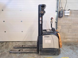 Stacker truck with folding platform Crown ET4000-1.4