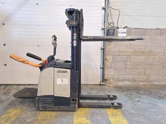 Stacker truck with folding platform Crown ET4000-1.4