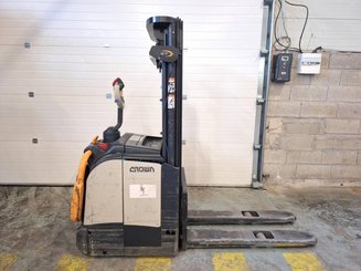 Stacker truck with folding platform Crown ET4000-1.4 - 3