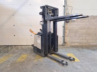 Stacker truck with folding platform Crown ET4000-1.4