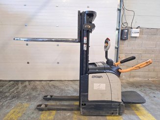 Stacker truck with folding platform Crown ET4000-1.4