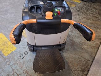 Stacker truck with folding platform Crown ET4000-1.4