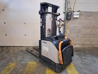Stacker truck with folding platform Crown ET4000-1.4