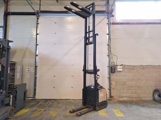 Stacker truck with folding platform Crown ET4000-1.4
