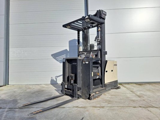 Man-up order picker Crown SP3522-1.0 - 1