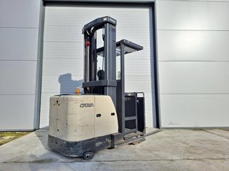Man-up order picker Crown SP3522-1.0
