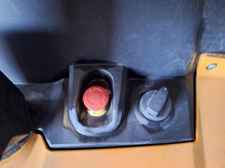 Pedestrian pallet truck Caterpillar NPP20N2E