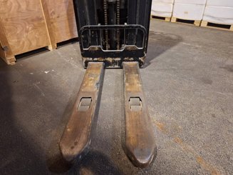 Pedestrian pallet stacker Hangcha CDD12-E