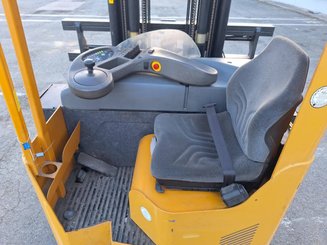 Multi-directional retractable mast reach truck Caterpillar NRM20K