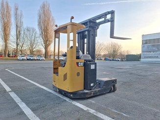 Multi-directional retractable mast reach truck Caterpillar NRM20K