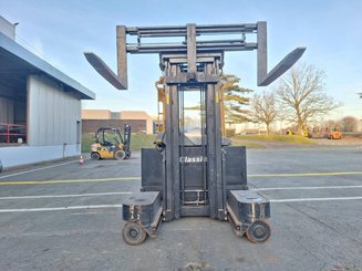 Multi-directional retractable mast reach truck Caterpillar NRM20K