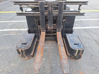 Multi-directional retractable mast reach truck Caterpillar NRM20K