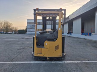 Multi-directional retractable mast reach truck Caterpillar NRM20K