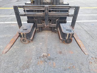 Multi-directional retractable mast reach truck Caterpillar NRM20K
