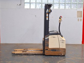 Pedestrian pallet stacker Crown ES4000-1.2