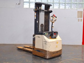 Pedestrian pallet stacker Crown ES4000-1.2