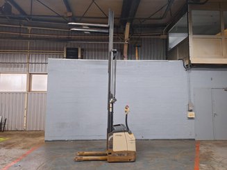 Pedestrian pallet stacker Crown ES4000-1.2