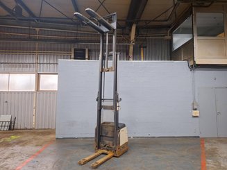 Pedestrian pallet stacker Crown ES4000-1.2