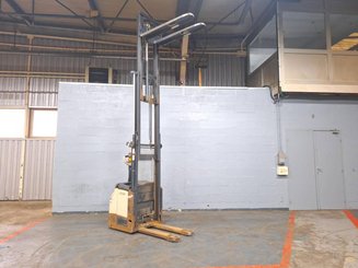 Pedestrian pallet stacker Crown ES4000-1.2