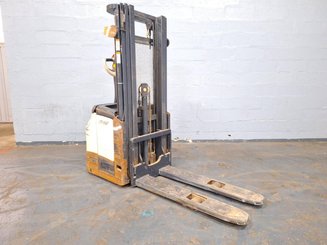 Pedestrian pallet stacker Crown ES4000-1.2