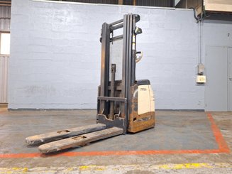 Pedestrian pallet stacker Crown ES4000-1.2 - 1