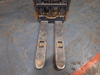 Pedestrian pallet stacker Crown ES4000-1.2