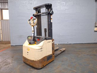 Pedestrian pallet stacker Crown ES4000-1.2 - 4