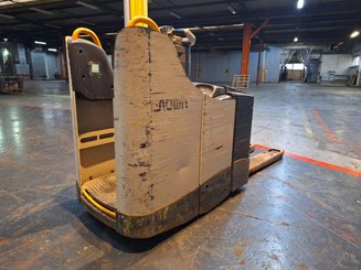 Stand-on pallet truck Crown WT3040 - 2