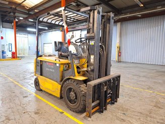 Four wheel front forklift Caterpillar EP30K-PAC - 1