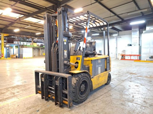 Four wheel front forklift Caterpillar EP30K-PAC - 1