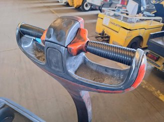 Pedestrian pallet truck Fenwick T18