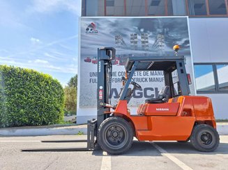 Four wheel front forklift Nissan F04D40Q - 1