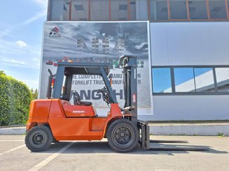 Four wheel front forklift Nissan F04D40Q - 5