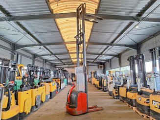 Pedestrian pallet stacker Fenwick L16