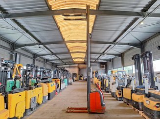 Pedestrian pallet stacker Fenwick L16