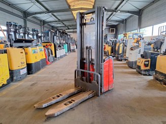 Pedestrian pallet stacker Fenwick L16