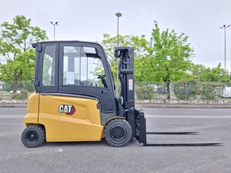 Four wheel front forklift Caterpillar EP30N