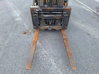 Four wheel front forklift Caterpillar GP25NTD