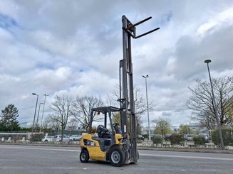 Four wheel front forklift Caterpillar GP25NTD