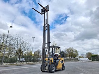 Four wheel front forklift Caterpillar GP25NTD