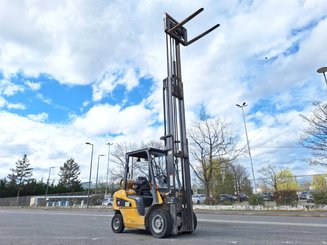 Four wheel front forklift Caterpillar GP25NTD