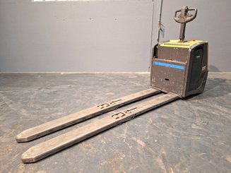 Stand-on pallet truck Caterpillar NPV20N2 - 2