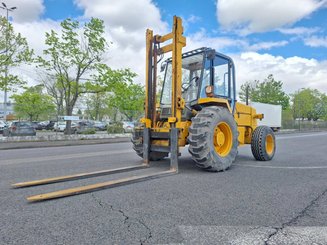 All-terrain forklift JCB 930-2