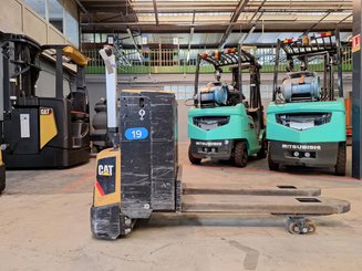 Pedestrian pallet truck Caterpillar NPP20N2