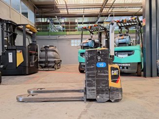 Pedestrian pallet truck Caterpillar NPP20N2